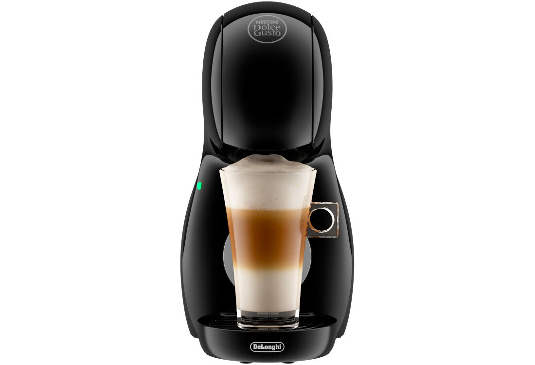 Czarny ekspres do kawy z logo \'Nescafe Dolce Gusto\' na górze, z filiżanką kawy z pianką na podstawce. Na dole widoczne jest logo \'DeLonghi\'.