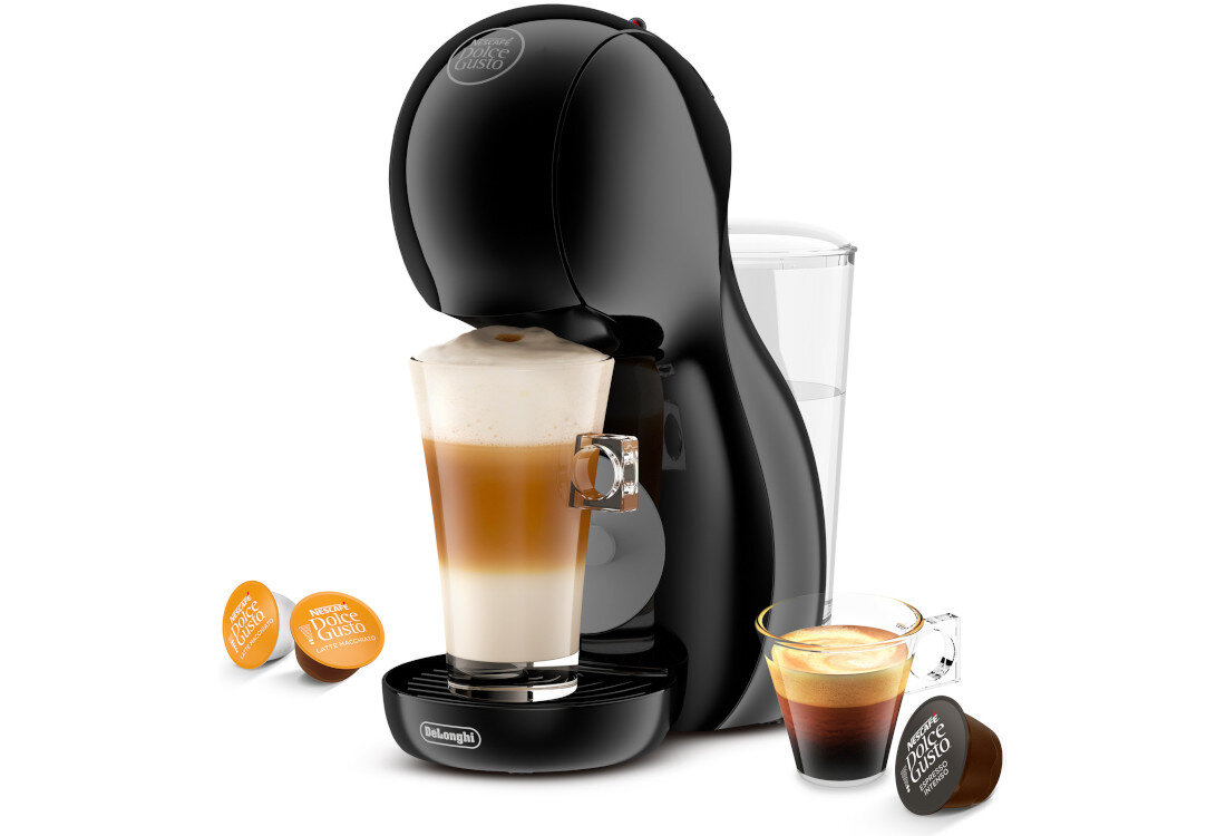 Czarny ekspres do kawy z logo \'Dolce Gusto\' na górze, z przezroczystą szklanką z kawą z pianką oraz filiżanką espresso obok. Obok ekspresu znajdują się kapsułki z napisem \'NESCAFÉ Dolce Gusto\'.