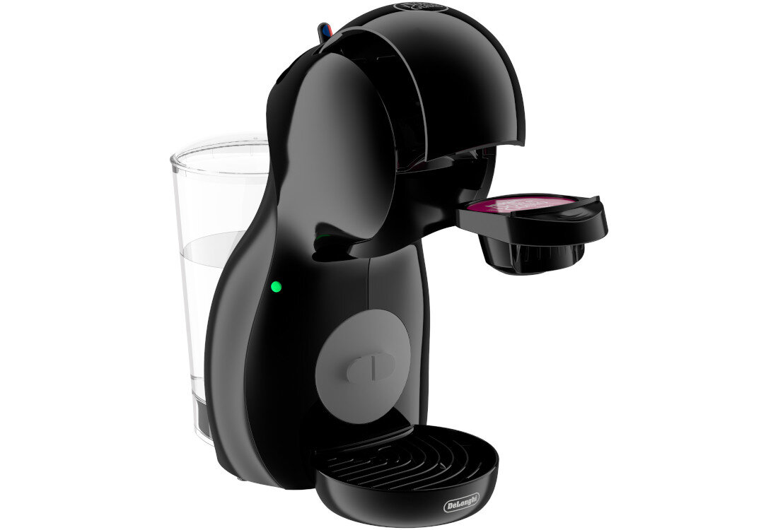 Czarny ekspres do kawy z miejscem na kapsułkę i przezroczystym zbiornikiem na wodę. Na dole widoczne jest logo \'DeLonghi\'.