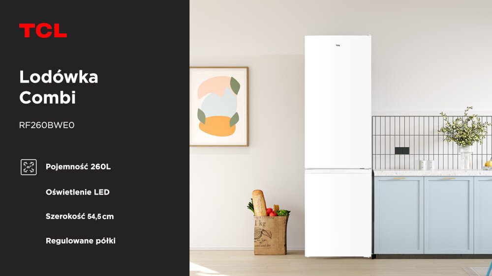 Obraz przedstawia białą lodówkę TCL RF260BWE0 obok szafek kuchennych i dekoracji. Po lewej stronie widoczny jest czarny panel z tekstem: \'Lodówka Combi RF260BWE0, Pojemność 260L, Oświetlenie LED, Szerokość 54,5 cm, Regulowane półki\'.
