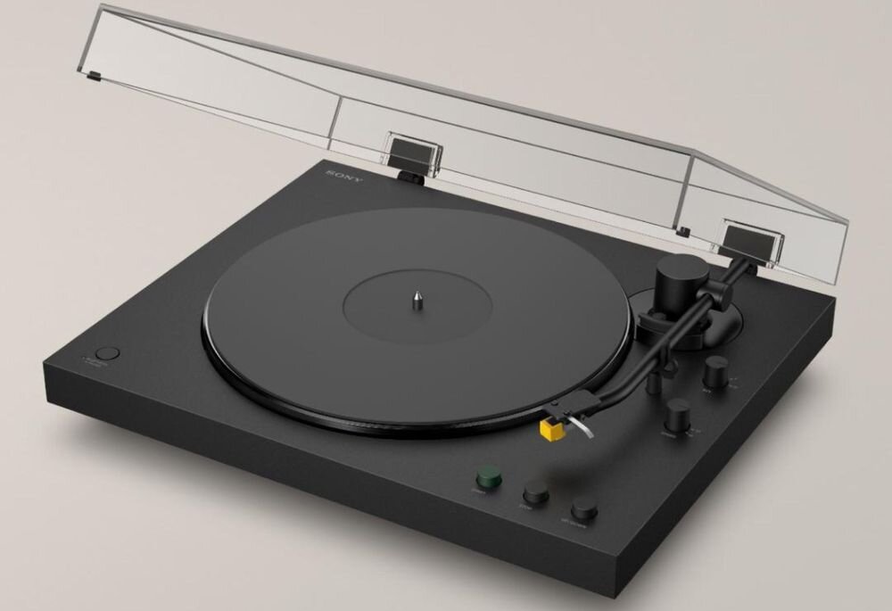 Czarny gramofon z przezroczystą pokrywą, posiada talerz, ramię z igłą oraz kilka przycisków i pokręteł. Na obudowie widoczne jest logo \'SONY\'.