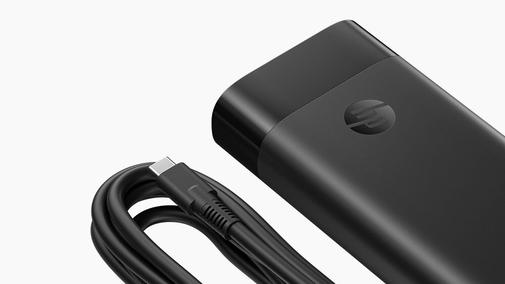 Czarny zasilacz do laptopa z logo HP oraz dołączonym kablem USB-C.