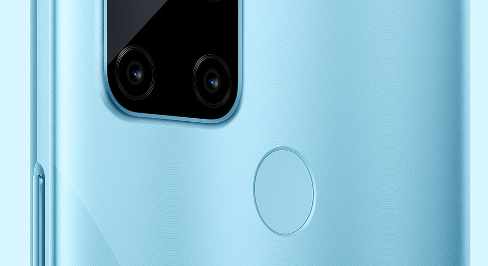 Zbliżenie na tylną część niebieskiego smartfona z dwoma obiektywami aparatu i okrągłym czytnikiem linii papilarnych.