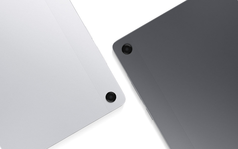 Szary i srebrny Galaxy Tab A11+ Obraz przedstawia dwa tablety w kolorach srebrnym i ciemnoszarym, z widocznymi aparatami w narożnikach. Powierzchnie tabletów są gładkie i błyszczące.