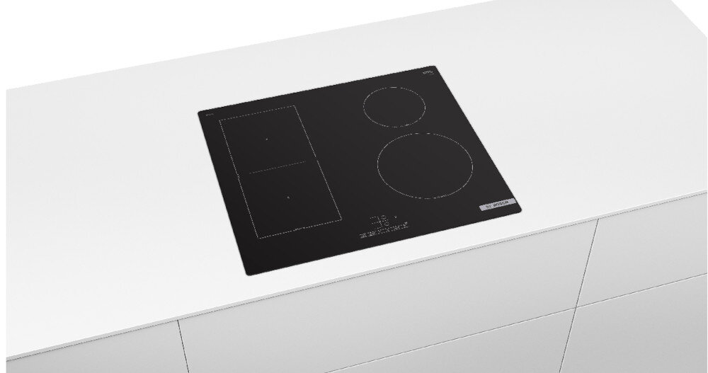 Czarna płyta indukcyjna z trzema polami grzewczymi, umieszczona na białym blacie kuchennym. Widoczne logo producenta oraz panel sterowania z symbolami dotykowymi.