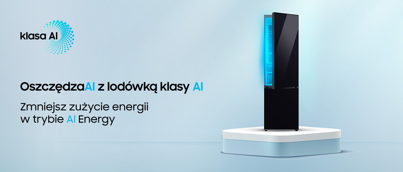 Na obrazie widoczna jest czarna lodówka na białym podeście, z niebieskim światłem wewnątrz. Tekst na obrazie: \'klasa AI Oszczędzaj AI z lodówką klasy AI Zmniejsz zużycie energii w trybie AI Energy\'.