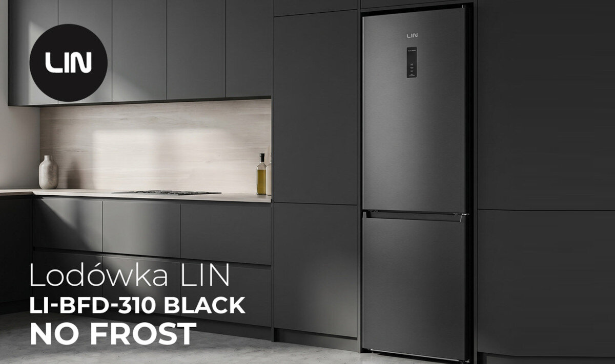 Czarna lodówka LIN z napisem \'LI-BFD-310 BLACK NO FROST\' stoi w nowoczesnej kuchni z ciemnymi szafkami. Na ścianie widoczne jest logo LIN.