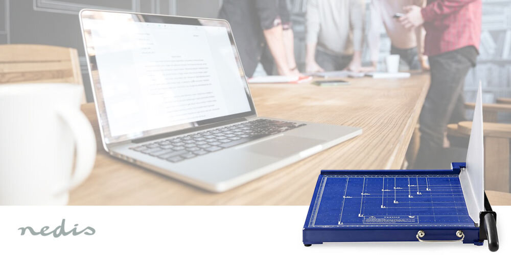 Na pierwszym planie znajduje się niebieska gilotyna z białymi oznaczeniami na powierzchni tnącej. W tle widoczny jest otwarty laptop na drewnianym stole oraz kilka osób stojących w pomieszczeniu biurowym; logo \'nedis\' znajduje się w lewym dolnym rogu.