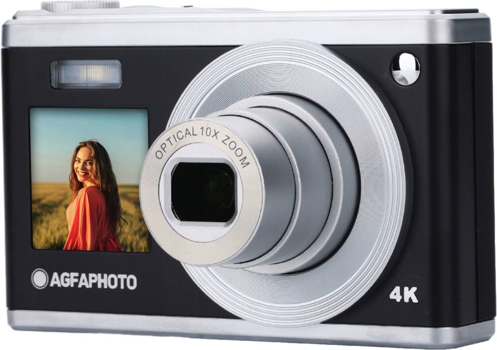 Czarny aparat fotograficzny z wysuniętym obiektywem, na którym widnieje napis \'OPTICAL 10X ZOOM\'. Na ekranie aparatu wyświetlone jest zdjęcie kobiety w czerwonej sukience na tle pola, a na obudowie widoczne jest logo \'AGFAPHOTO\' oraz oznaczenie \'4K\'.