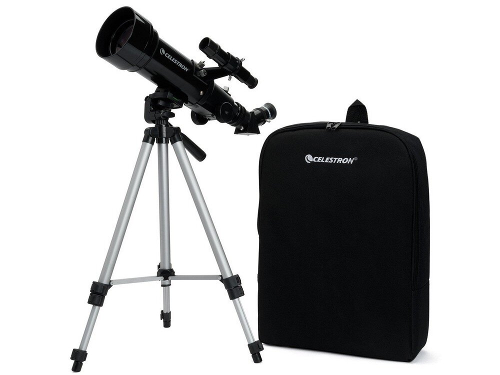 Teleskop CELESTRON Travel Scope 70 obok plecaka