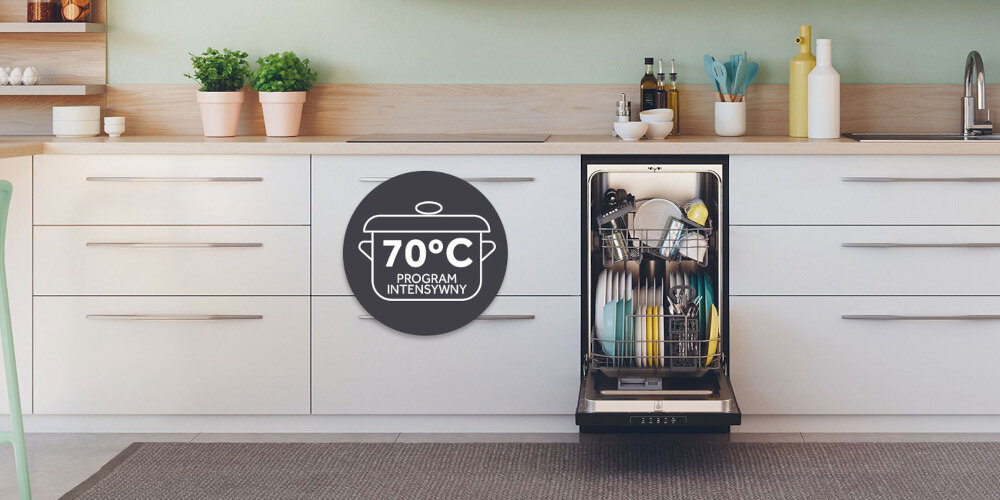Kuchnia z białymi szafkami, w której otwarta zmywarka jest wypełniona naczyniami. Na obrazie widoczny jest okrągły symbol z napisem \'70°C PROGRAM INTENSYWNY\'.