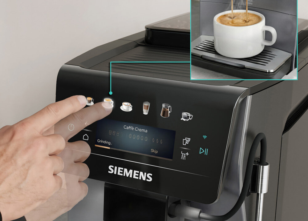 Osoba dotyka panelu dotykowego ekspresu do kawy z widocznymi ikonami różnych napojów. Na ekranie wyświetla się napis \'Caffè Crema\', a w rogu widać filiżankę z kawą na tacy ekspresu.