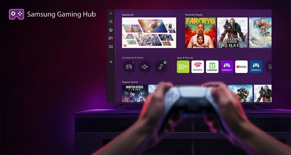 Na ekranie telewizora widoczny jest interfejs Samsung Gaming Hub z różnymi grami i aplikacjami. Osoba trzyma kontroler do gier przed telewizorem.