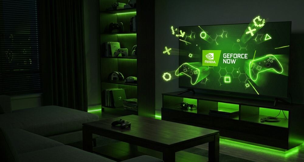 W salonie znajduje się telewizor wyświetlający ekran z logo NVIDIA i napisem \'GEFORCE NOW\', otoczony zielonymi efektami graficznymi. Pomieszczenie jest oświetlone zielonym światłem, a na półkach widoczne są różne przedmioty.