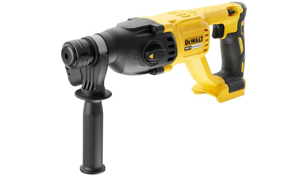 Żółto-czarna młotowiertarka z logo DEWALT, posiada ergonomiczny uchwyt i dodatkową rękojeść dla lepszej kontroli.