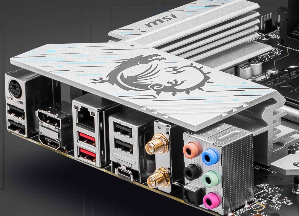 Obraz przedstawia tylny panel płyty głównej z różnymi portami, w tym USB, Ethernet i audio. Na osłonie widoczny jest czarny symbol smoka oraz napis \'msi\'.