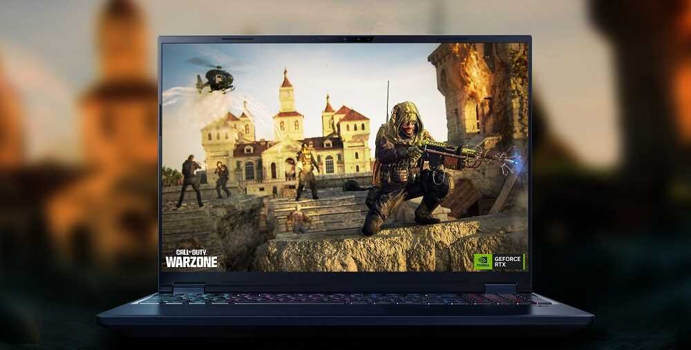 Laptop z wyświetlaczem pokazującym grę Call of Duty Warzone, z widocznym logo GeForce RTX. W tle scena z gry przedstawiająca postać z bronią na tle budynków.