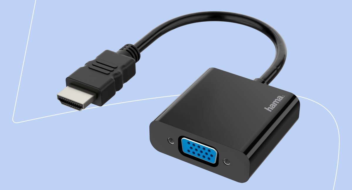 Na obrazie widoczny jest czarny adapter z logo \'hama\', z jednym końcem HDMI i drugim VGA. Adapter ma również gniazdo Jack 3.5mm, a tło jest jasnoniebieskie.