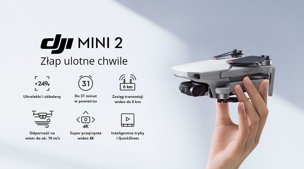 Obraz przedstawia drona DJI Mini 2 trzymanego w dłoni, z tekstem: \'DJI MINI 2 Złap ulotne chwile\'. Obok znajdują się ikony z informacjami: \'<249 g Ultralekki i składany\', \'Do 31 minut w powietrzu\', \'Zasięg transmisji wideo do 6 km\', \'Odporność na wiatr do ok. 10 m/s\', \'Super przejrzyste wideo 4K\', \'Inteligentne tryby i QuickShots\'.