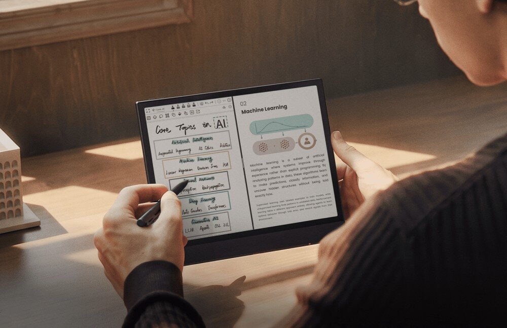 Osoba trzyma czytnik e-booków, na którym wyświetlane są notatki dotyczące \'Core Topics in AI\' oraz tekst zatytułowany \'Machine Learning\'.