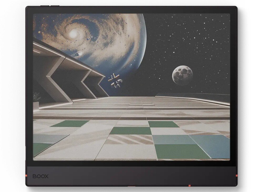 Czytnik e-booków z wyświetlaczem przedstawiającym futurystyczny krajobraz kosmiczny z planetą i stacją kosmiczną. Na dolnej ramce widoczne jest logo \'BOOX\'.