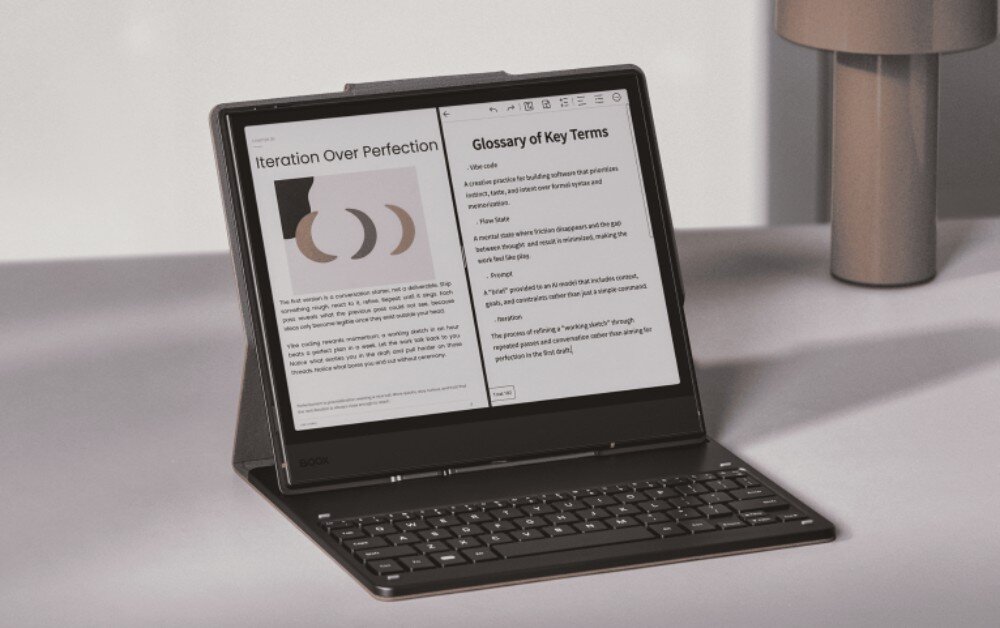 Etui z klawiaturą na Onyx Boox Note Air 5 C/6 C ONYX Tablet w etui z klawiaturą ustawiony na stole. Na ekranie podzielonym na dwie części wyświetlany jest tekst oraz wykresy