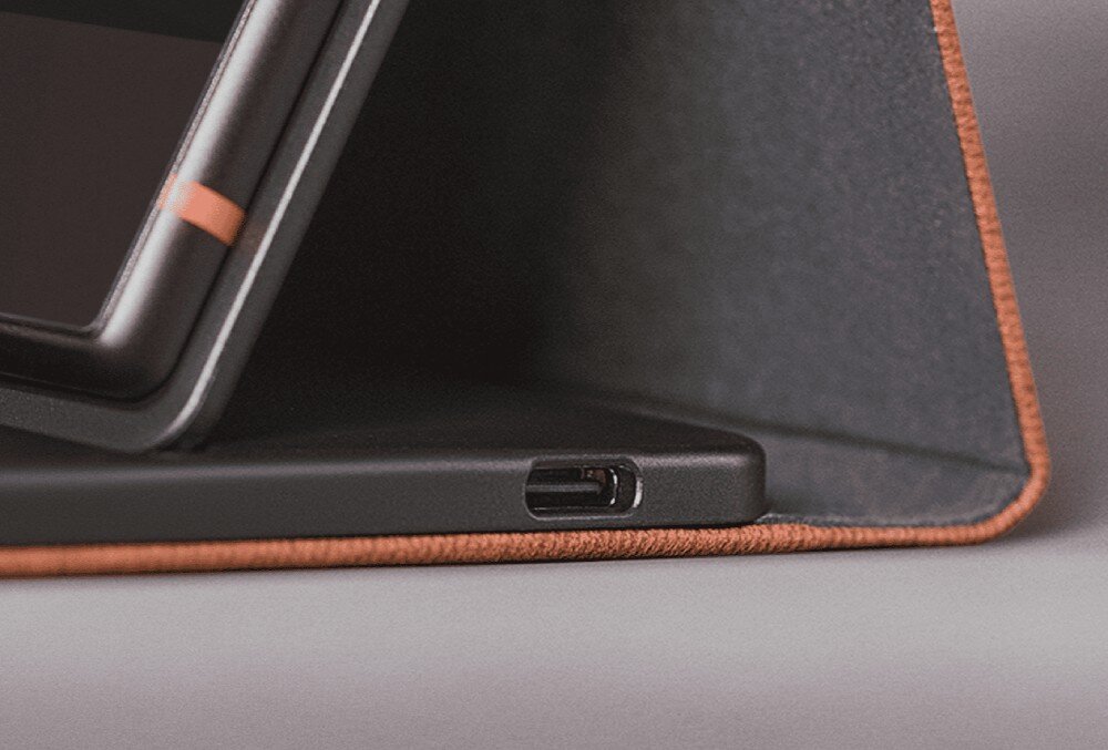 Etui z klawiaturą na Onyx Boox Note Air 5 C/6 C ONYX Zbliżenie na dolną krawędź etui z klawiaturą, przedstawiające wbudowany port USB-C do ładowania
