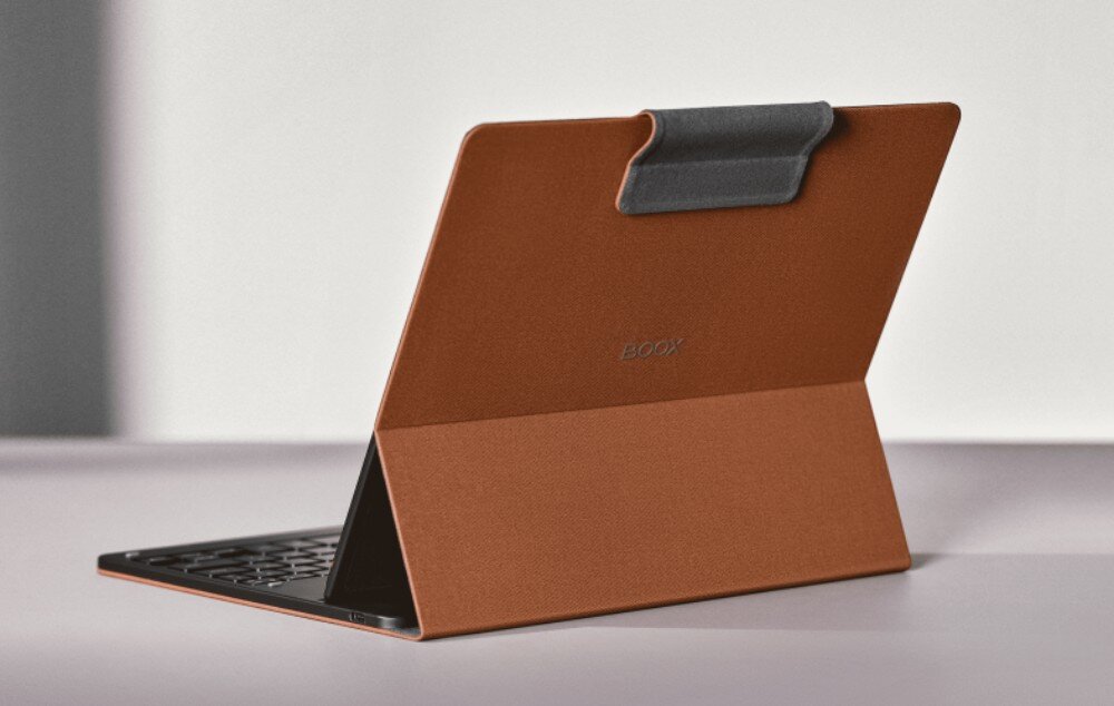 Etui z klawiaturą na Onyx Boox Note Air 5 C/6 C ONYX Widok z tyłu na rozłożone etui z podstawką podtrzymującą tablet otwarty w pozycji przypominającej laptopa