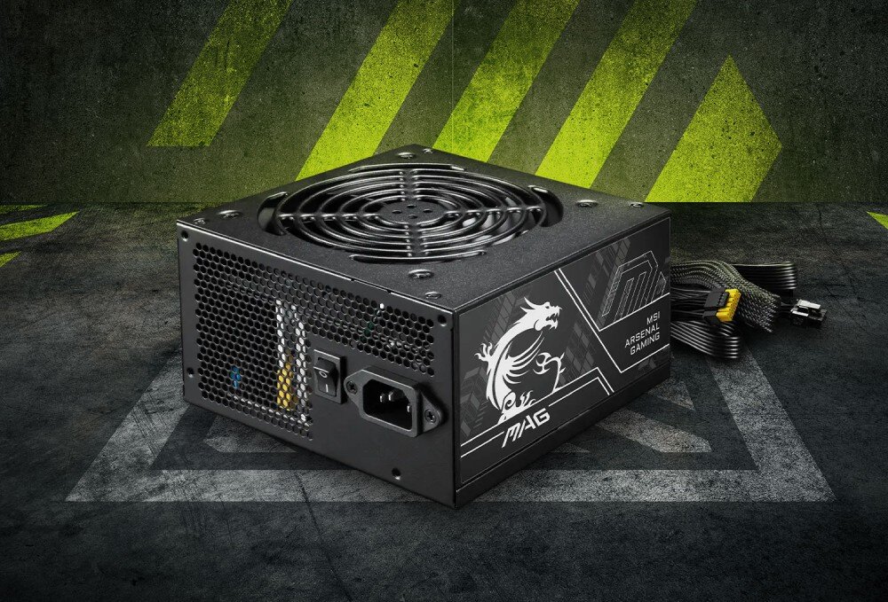 Na obrazie widoczny jest zasilacz komputerowy z logo smoka i napisem \'MAG MSI ARSENAL GAMING\'. W tle znajduje się ciemne tło z zielonymi, ukośnymi pasami.