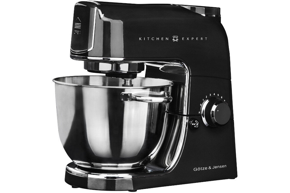 Czarny robot kuchenny z metalową misą i pokrętłem z oznaczeniami liczbowymi. Na obudowie widoczne są napisy: \'KITCHEN EXPERT\' oraz \'Götze & Jensen\'.