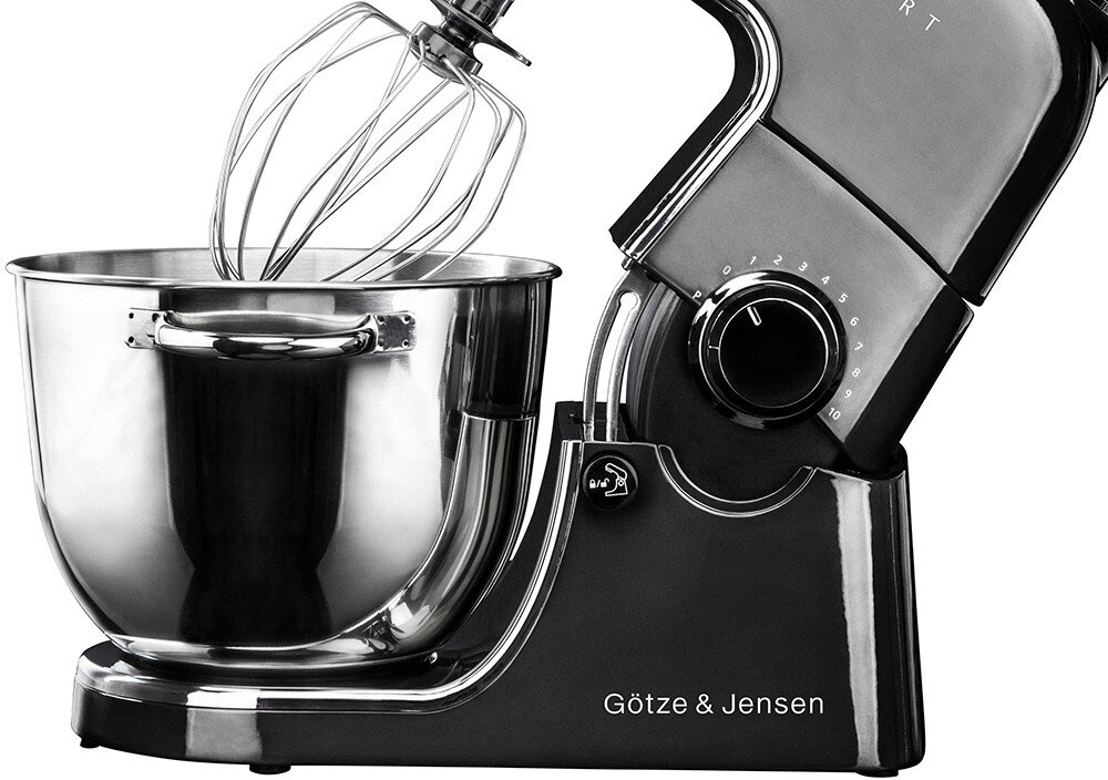 Czarny robot kuchenny planetarny z metalową misą i trzepaczką. Na urządzeniu widoczne jest logo \'Götze & Jensen\'.