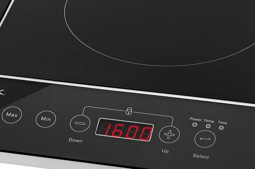 Czarna płyta kuchenki z wyświetlaczem LED pokazującym \'1600\' oraz przyciskami oznaczonymi jako Max, Min, Down, Up, Select, Power, Temp, Time.