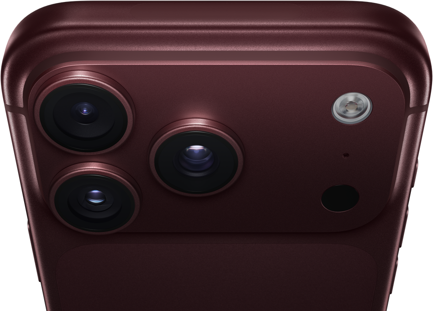 Zbliżenie na tylną część smartfona w kolorze ciemnoczerwonym z trzema obiektywami aparatu i lampą błyskową.
