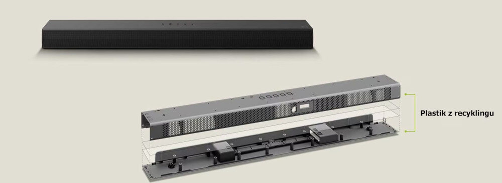 Na obrazie widoczny jest czarny soundbar oraz jego rozłożony na części schemat z podpisem \'Plastik z recyklingu\'.