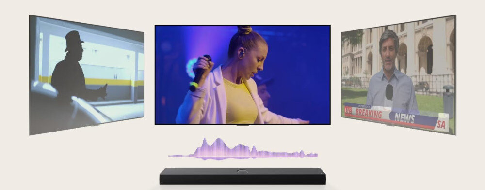 Na obrazie widoczny jest czarny soundbar z fioletowym wykresem dźwięku nad nim, a w tle trzy ekrany z różnymi scenami: osoba z mikrofonem, reporter z mikrofonem i postać w cieniu. Ekrany przedstawiają różne programy telewizyjne.