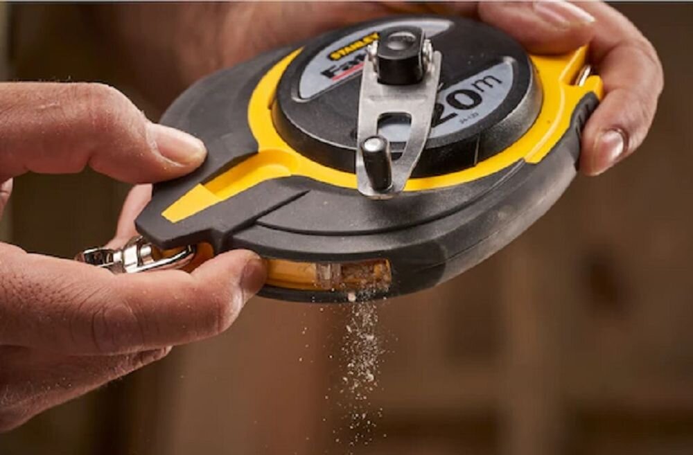 Miara zwijana STANLEY 0-34-133 (20 m), odporność, wilgoć, pył, teren, wizualizacja wysypywania pyłu i brudu z środka miarki