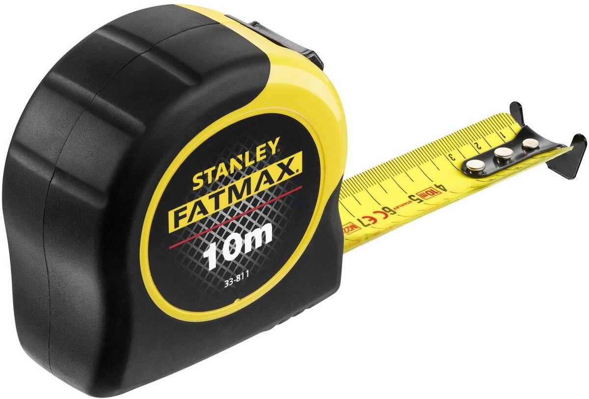 Miara zwijana STANLEY 0-33-811 (10 m), obudowa, antypoślizgowa, wstrząsy, przenoszenie, na białym tle miara zwijana z wysuniętą lekko miarą