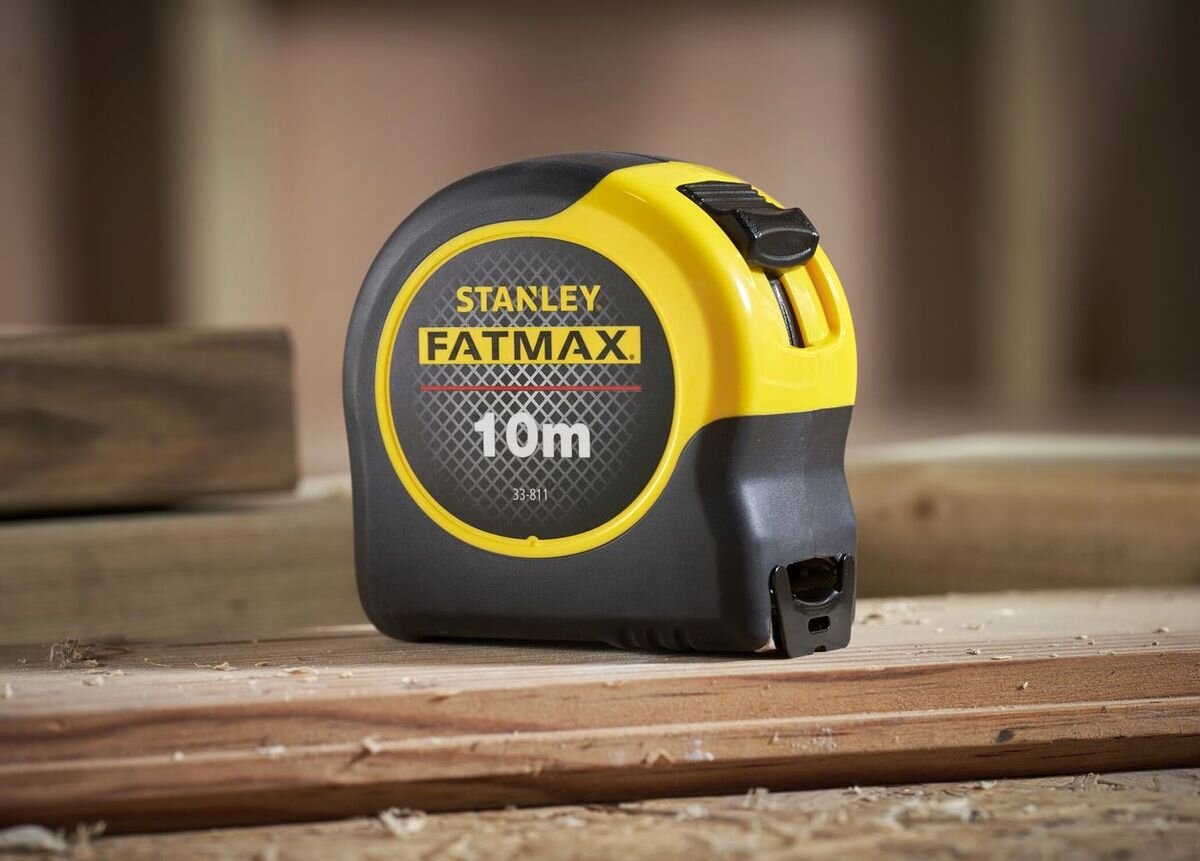 Miara zwijana STANLEY 0-33-811 (10 m), hak, wzmocniony, przesuwny, mobilność, miara stoi na stole stolarskim