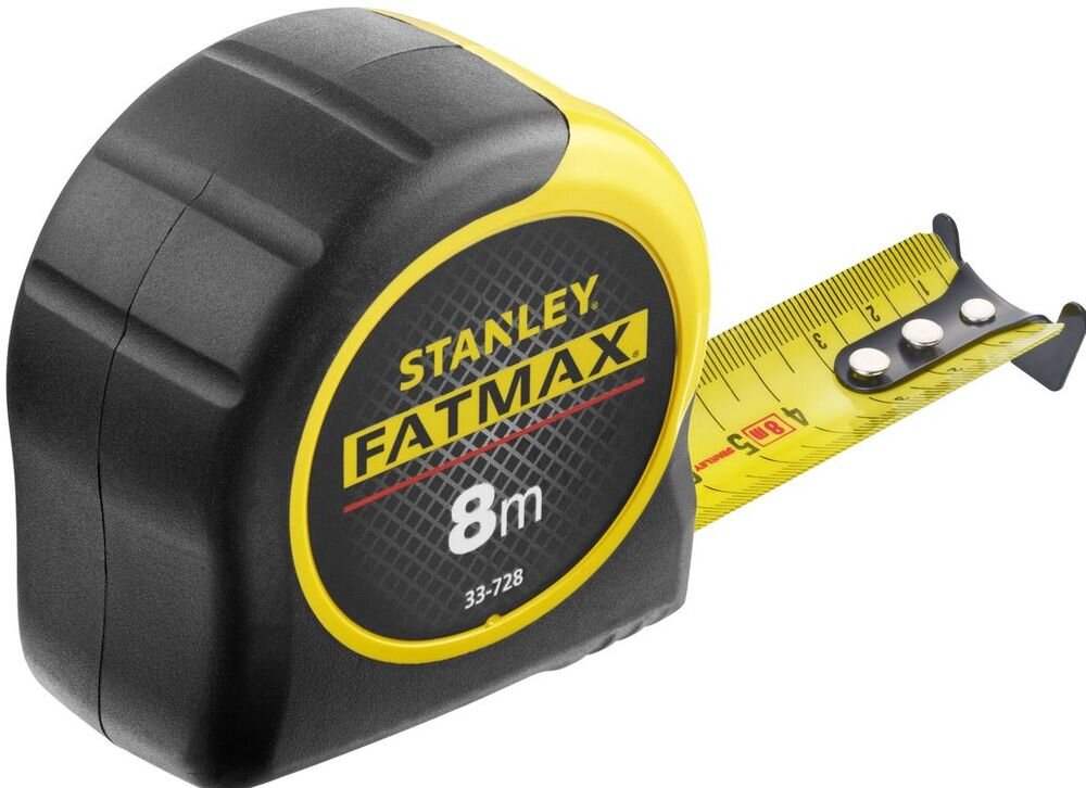 Miara zwijana STANLEY 0-33-728 (8 m), obudowa, antypoślizgowa, wstrząsy, przenoszenie, na białym tle miara zwijana z wysuniętą lekko miarą