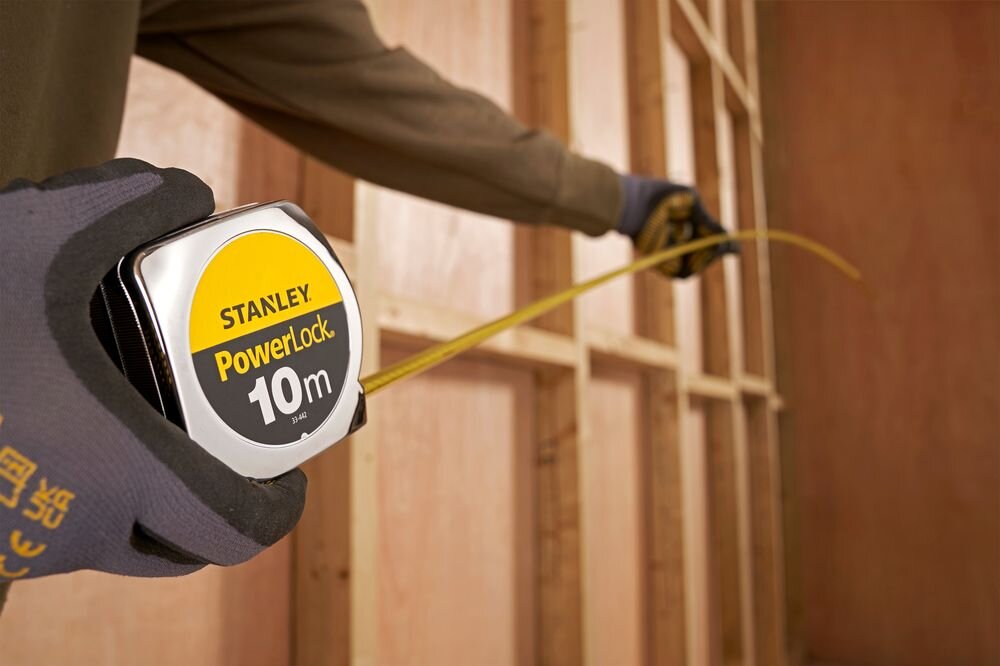 Miara zwijana STANLEY 1-33-442 (10 m), klips, pasek, lekka, mobilna, na białym tle miara rozwinięta