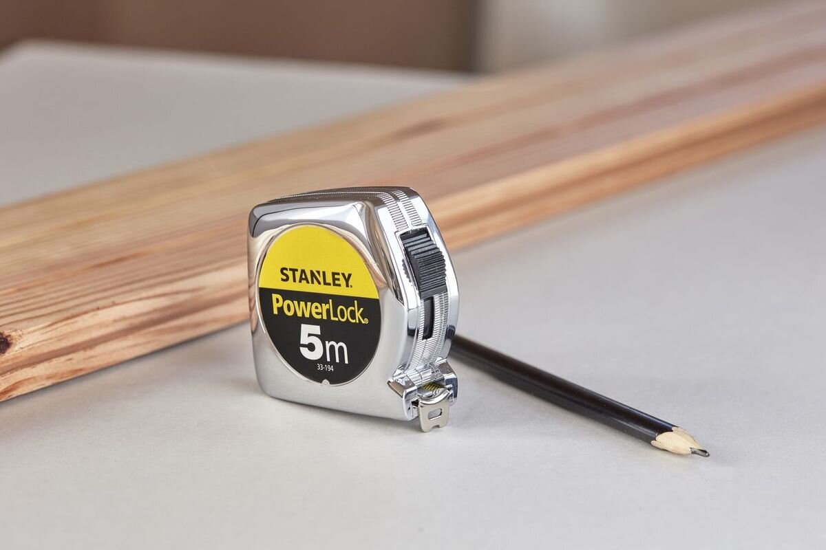 Miara zwijana STANLEY 1-33-194 (5 m), klips, pasek, lekka, mobilna, na białym tle miara rozwinięta