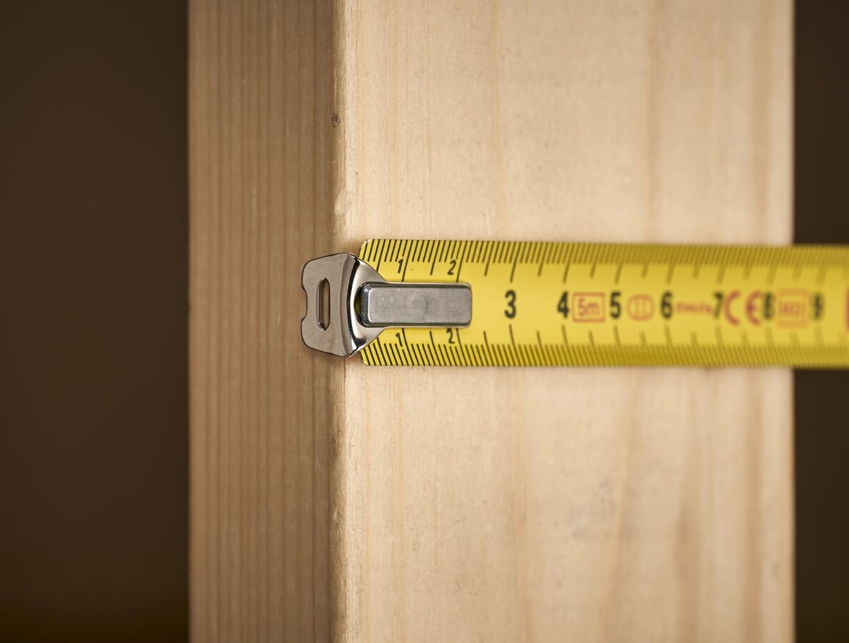 Miara zwijana STANLEY 1-33-194 (5 m), pomiary, budowa, remonty, majsterkowanie, dłoń trzyma i prezentuje miarę od frontu