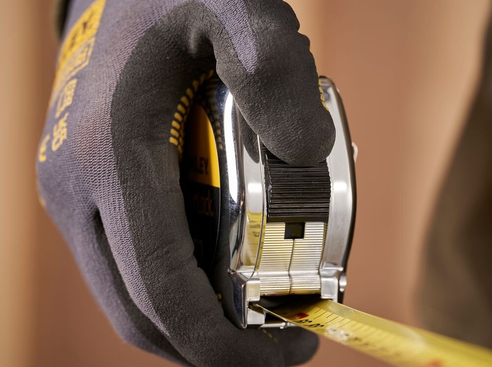 Miara zwijana STANLEY 1-33-198 (8 m), obudowa, wstrząsy, chrom, wzmocnienie, dłoń zwija miarkę poprzez automatyczne zwijanie