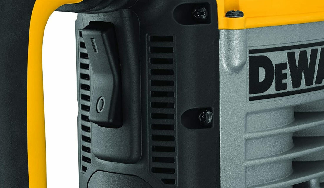 Mlot udarowy DEWALT D25951K silnik o mocy 1600 W doskonala wydajnosc 12 roznych pozycji katowych