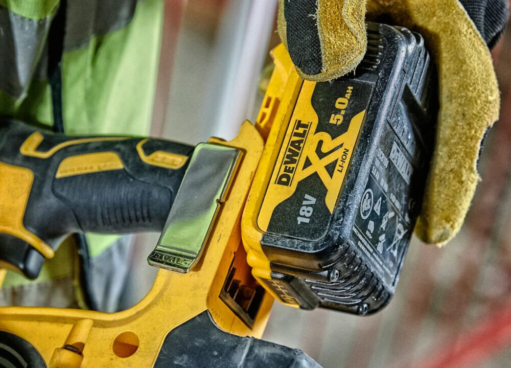 Młotowiertarka DEWALT DCH273P2T-QW zasilanie akumulator Li-Ion napiecie 18 V pojemnosc 5,0 Ah pelna swoboda ruchu mobilnosc w zestawie dwa akumulatory ladowarka
