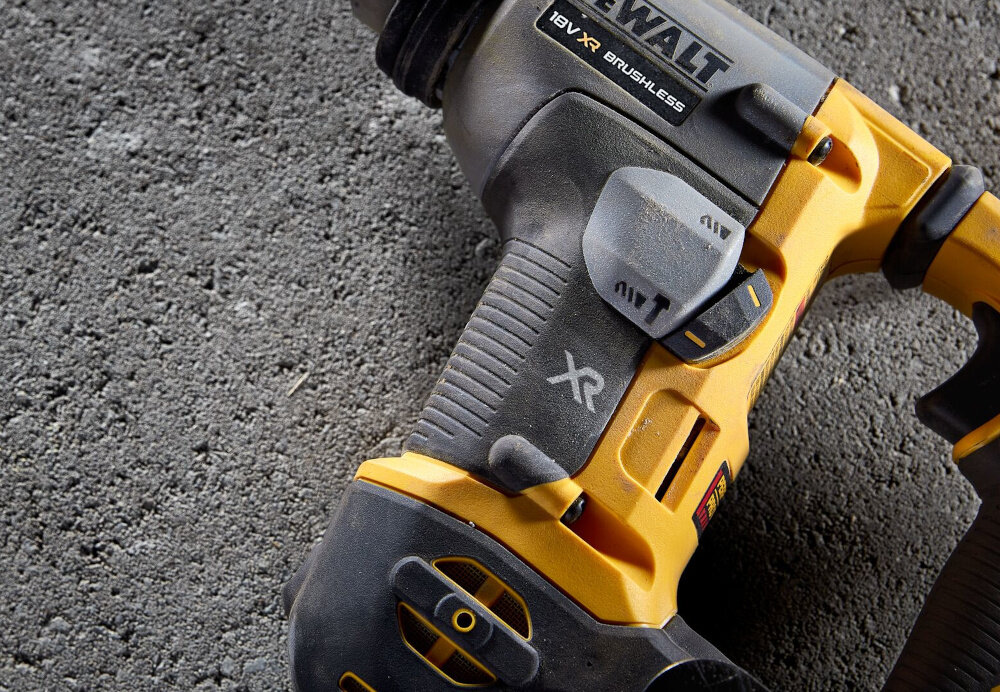 Młotowiertarka DEWALT DCH273P2T-QW nieduza konstrukcja rekojesc pokryta miekkim antyposlizgowym materialem doskonale wywazona konstrukcja uchwyt typu SDS-Plus szybka wymiana akcesoriow