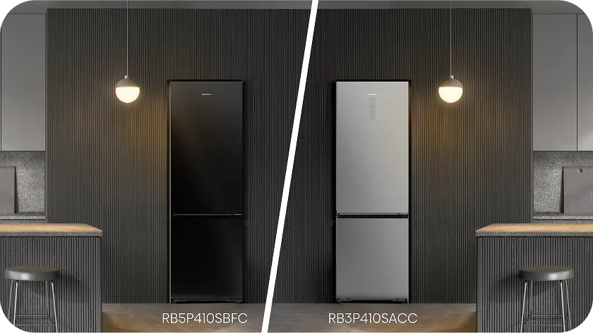 Obraz przedstawia dwie lodówki HISENSE na tle ciemnej ściany z pionowymi liniami, oświetlone lampami wiszącymi. Po lewej stronie model RB5P410SBFC w kolorze czarnym, a po prawej RB3P410SACC w kolorze srebrnym.