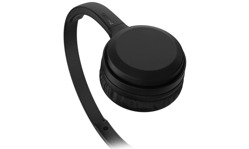 Czarne słuchawki nauszne z widocznym logo \'PHILIPS\' na pałąku. Słuchawki mają prosty, nowoczesny design.