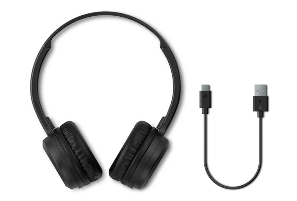 Na obrazie widoczne są czarne słuchawki nauszne oraz krótki kabel z końcówkami USB-C i USB-A. Na końcówce kabla widnieje napis \'PHILIPS\'.