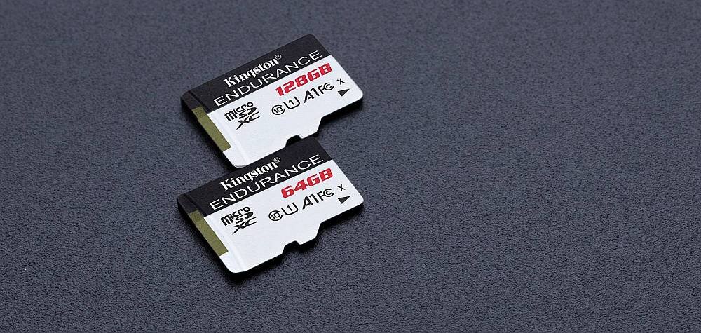 Na obrazie widoczne są dwie karty pamięci Kingston Endurance microSDXC o pojemnościach 128GB i 64GB, leżące na ciemnoszarym tle. Na kartach widnieją oznaczenia \'microSD XC\', \'U3\', \'A1\', \'C10\' oraz logo producenta Kingston.